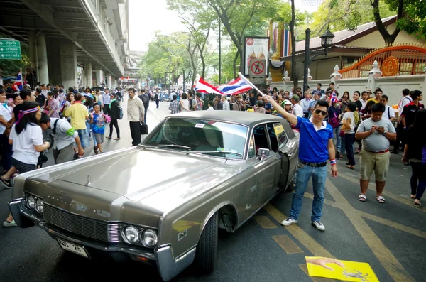 Bangkok, thailand - 2 december: anti-overheid demonstranten aan de Koninklijke Thaise politie blokkade. het protest tegen het wetsvoorstel amnestie in bangkok, hoofdstad van thailand op 2 december 2013 — Stockfoto