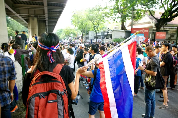 BANGKOK, THAÏLANDE - 2 DÉCEMBRE : Manifestants anti-gouvernementaux pour bloquer la police royale thaïlandaise. Manifestation contre le projet de loi d'amnistie à Bangkok, capitale de la Thaïlande, le 2 décembre 2013 — Photo