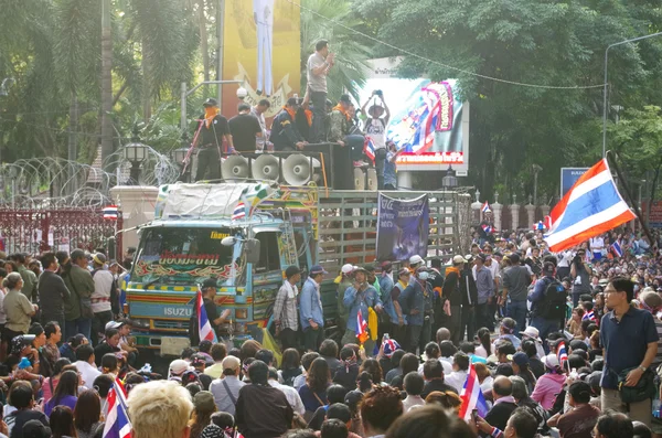 BANGKOK,THAILAND - DECEMBER 2 : Anti-government protesters to blockade the Royal Thai Police. The protest Against The Amnesty bill in Bangkok, capital of Thailand on 2 December 2013 — Stock Photo, Image