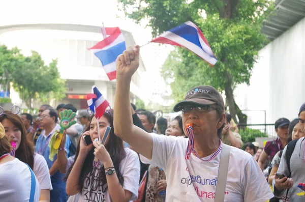 बांगकाक, थाईलैंड दिसम्बर 2: रॉयल थाई पुलिस को नाकाबंदी करने के लिए सरकार विरोधी प्रदर्शनकारियों। 2 दिसंबर 2013 को थाईलैंड की राजधानी बैंकॉक में एमनेस्टी बिल के खिलाफ विरोध — स्टॉक फ़ोटो, इमेज