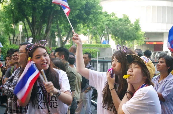 BANGKOK, THAILANDIA - 2 DICEMBRE: Manifestanti anti-governativi per bloccare la Royal Thai Police. La protesta contro il disegno di legge Amnesty a Bangkok, capitale della Thailandia il 2 dicembre 2013 — Foto Stock