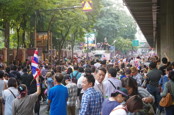 バンコク, タイ - 12 月 2 日： ロイヤル タイ警察を封鎖する反政府抗議者。2013 年 12 月 2 日にタイの首都バンコクでアムネスティ法案に対する抗議 — ストック写真