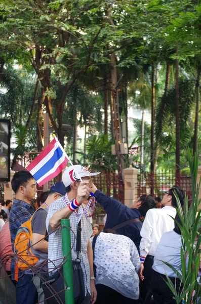 BANGKOK, THAILANDIA - 2 DICEMBRE: Manifestanti anti-governativi per bloccare la Royal Thai Police. La protesta contro il disegno di legge Amnesty a Bangkok, capitale della Thailandia il 2 dicembre 2013 — Foto Stock