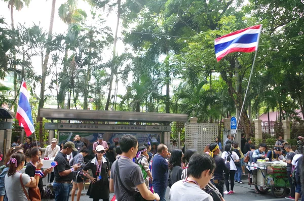 BANGKOK, THAÏLANDE - 2 DÉCEMBRE : Manifestants anti-gouvernementaux pour bloquer la police royale thaïlandaise. Manifestation contre le projet de loi d'amnistie à Bangkok, capitale de la Thaïlande, le 2 décembre 2013 — Photo