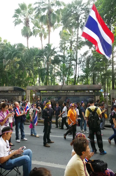 BANGKOK, THAILAND - 2 DE DEZEMBRO: Manifestantes antigovernamentais bloqueiam a Polícia Real Tailandesa. O protesto contra o projeto de lei da Anistia em Banguecoque, capital da Tailândia, em 2 de dezembro de 2013 — Fotografia de Stock