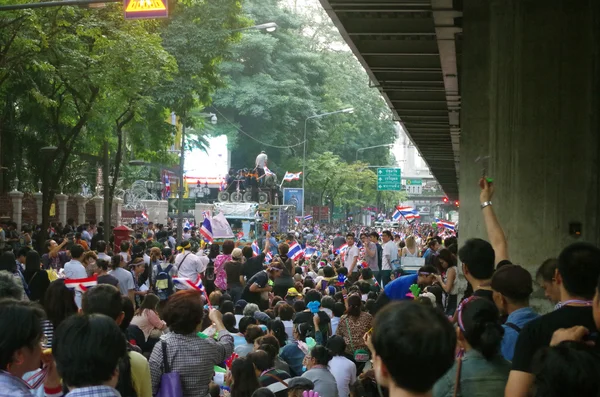 BANGKOK, THAILANDIA - 2 DICEMBRE: Manifestanti anti-governativi per bloccare la Royal Thai Police. La protesta contro il disegno di legge Amnesty a Bangkok, capitale della Thailandia il 2 dicembre 2013 — Foto Stock