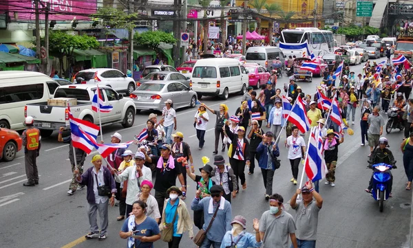 BANGKOK, THAILANDIA - 22 NOVEMBRE: Manifestanti anti-governativi al Monumento alla Democrazia. La protesta contro il disegno di legge Amnesty a Pratunam, Bangkok, capitale della Thailandia il 22 novembre 2013 — Foto Stock