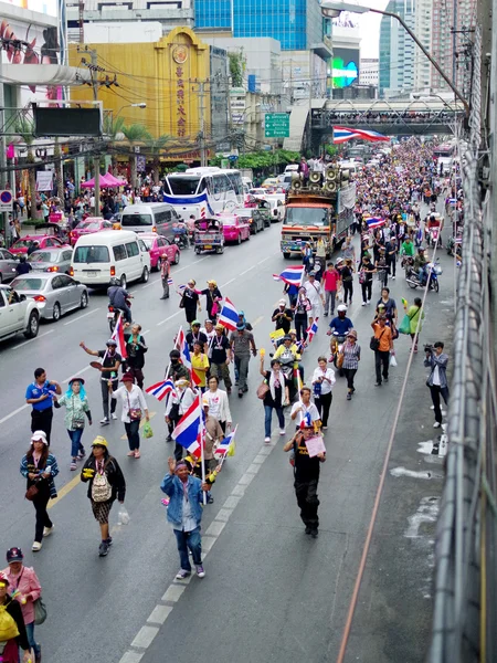 BANGKOK, THAILANDIA - 22 NOVEMBRE: Manifestanti anti-governativi al Monumento alla Democrazia. La protesta contro il disegno di legge Amnesty a Pratunam, Bangkok, capitale della Thailandia il 22 novembre 2013 — Foto Stock