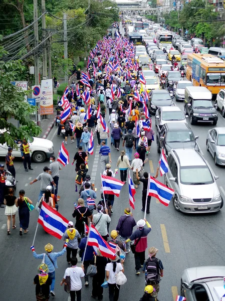 BANGKOK, THAILANDIA - 22 NOVEMBRE: Manifestanti anti-governativi al Monumento alla Democrazia. La protesta contro il disegno di legge Amnesty a Pratunam, Bangkok, capitale della Thailandia il 22 novembre 2013 — Foto Stock