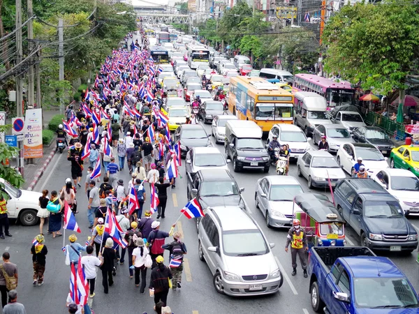 Bangkok, thailand - 22 november: anti-overheid demonstranten aan het monument van de democratie. het protest tegen de amnestie wetsvoorstel in pratunam, bangkok, hoofdstad van thailand op 22 november 2013 — Stockfoto
