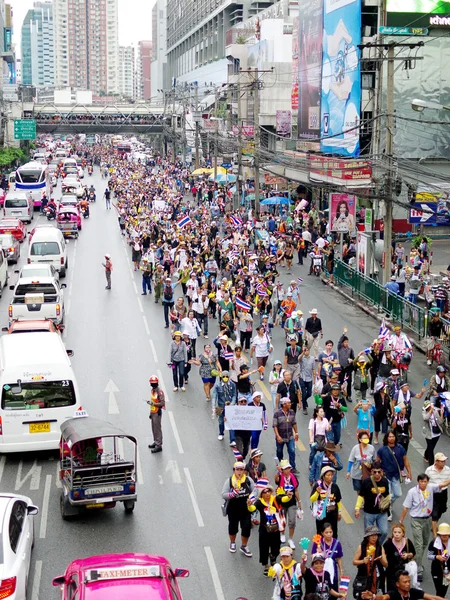 BANGKOK,THAILAND - NOVEMBER 22 : Anti-government protesters to the Democracy Monument. The protest Against The Amnesty bill in Pratunam, Bangkok, capital of Thailand on 22 November 2013 — Stock Photo, Image