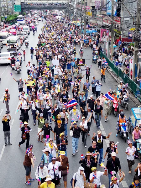 BANGKOK,THAILAND - NOVEMBER 22 : Anti-government protesters to the Democracy Monument. The protest Against The Amnesty bill in Pratunam, Bangkok, capital of Thailand on 22 November 2013 — Stock Photo, Image