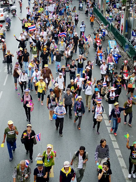 BANGKOK, THAILAND - marraskuu 22: Hallituksen vastaiset mielenosoittajat demokratian muistomerkille. Mielenosoitus armahdusta vastaan lakiehdotus Pratunam, Bangkok, pääkaupunki Thaimaa 22 Marraskuuta 2013 — kuvapankkivalokuva