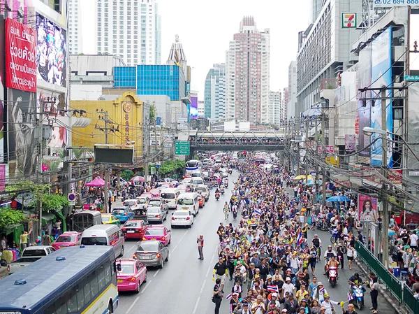 BANGKOK, THAILAND - NOVEMBRO 22: Manifestantes antigovernamentais ao Monumento da Democracia. O protesto contra o projeto de lei da Anistia em Pratunam, Bangkok, capital da Tailândia, em 22 de novembro de 2013 — Fotografia de Stock