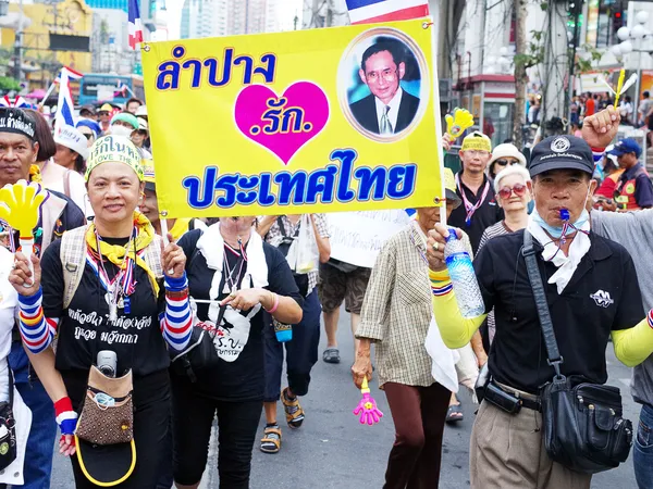 BANGKOK,THAILAND - NOVEMBER 22 : Anti-government protesters to the Democracy Monument. The protest Against The Amnesty bill in Pratunam, Bangkok, capital of Thailand on 22 November 2013 — Stock Photo, Image