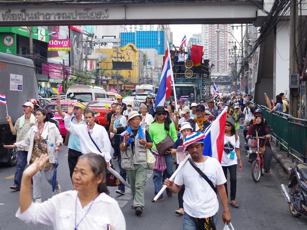 BANGKOK, TAILANDIA - 22 de noviembre: Manifestantes antigubernamentales al Monumento a la Democracia. La protesta contra el proyecto de ley de Amnistía en Pratunam, Bangkok, capital de Tailandia, el 22 de noviembre de 2013 —  Fotos de Stock