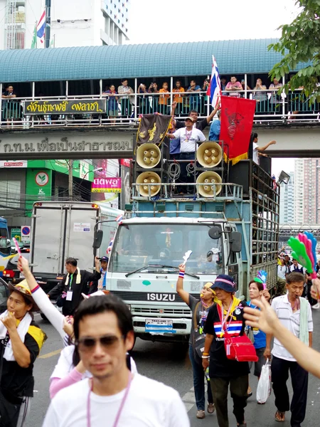 BANGKOK, THAILANDIA - 22 NOVEMBRE: Manifestanti anti-governativi al Monumento alla Democrazia. La protesta contro il disegno di legge Amnesty a Pratunam, Bangkok, capitale della Thailandia il 22 novembre 2013 — Foto Stock