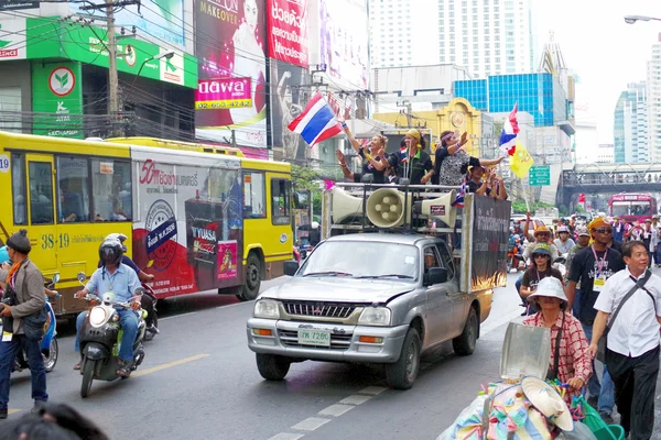 Bangkok, thailand - 22 november: mot regeringen demonstranter till demokrati monumentet. protesten mot amnesty räkningen i pratunam, bangkok, huvudstaden av thailand på 22 november 2013 — Stockfoto