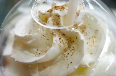 yakın çekim fincan içinde krem