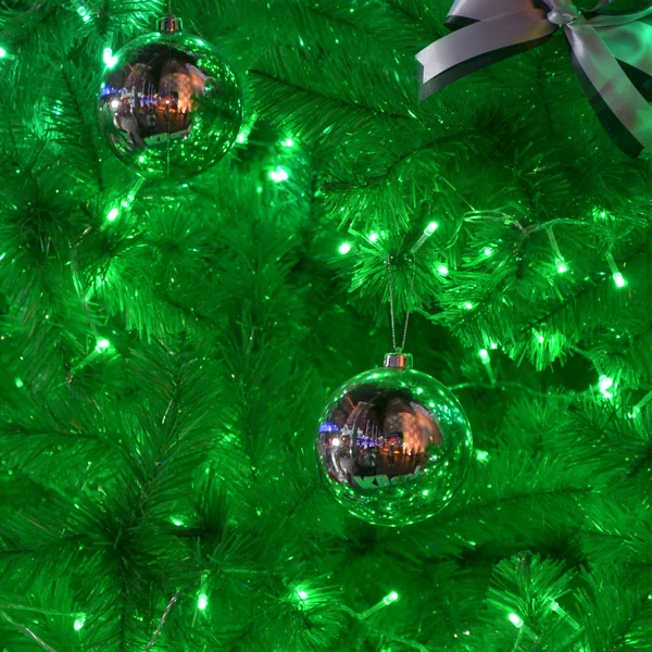 Weihnachtskugel am Baum — Stockfoto