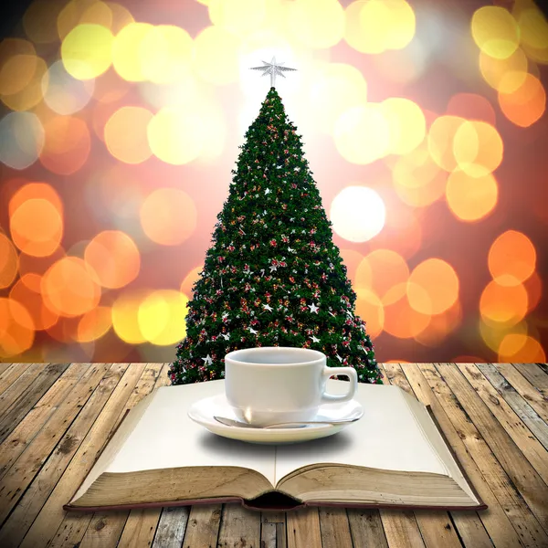 Kaffee trinken mit Bibel im Weihnachts-Konzept — Stockfoto