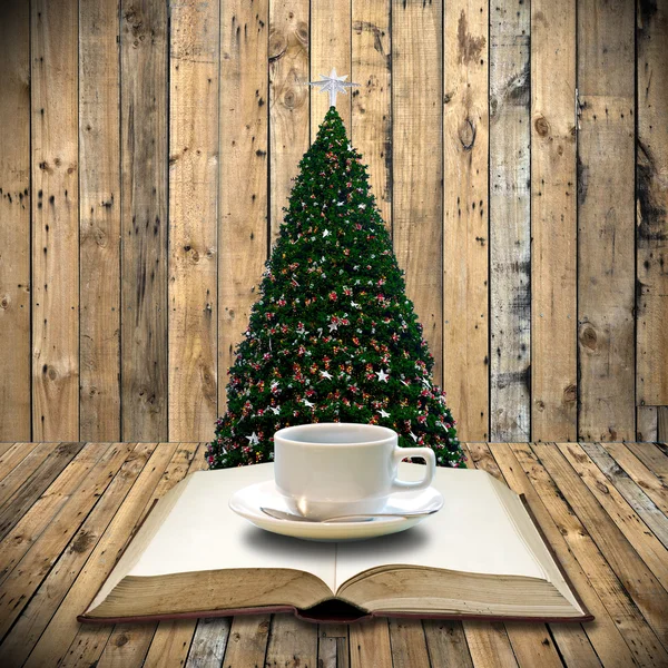 Kaffee trinken und an Weihnachten Bibel lesen — Stockfoto
