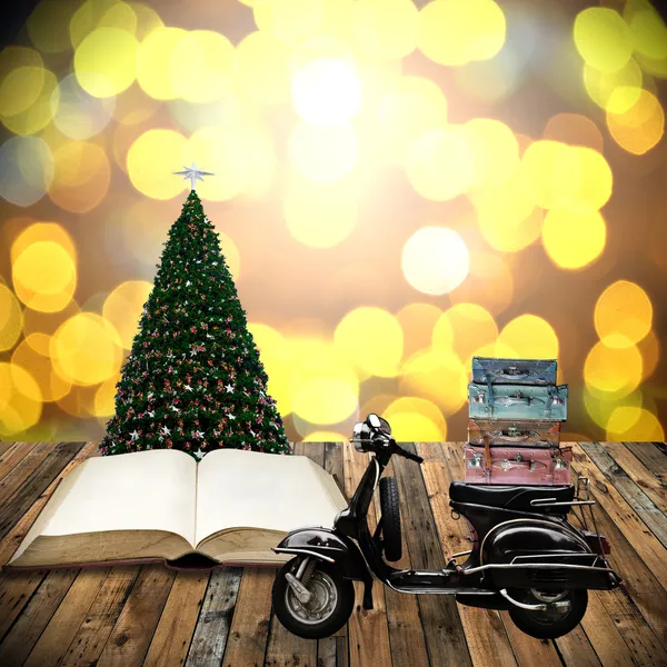 Noel günü, rehber kitap kavramı ile motosiklet seyahat — Stok fotoğraf