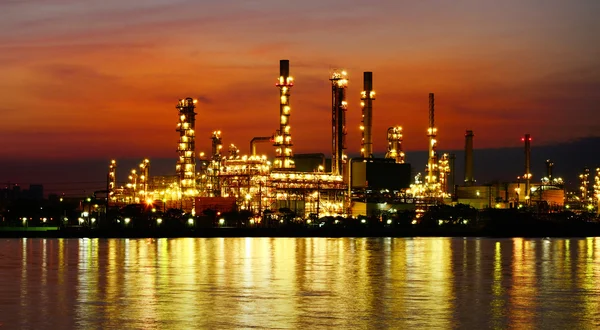 Escena nocturna de la refinería de petróleo — Foto de Stock