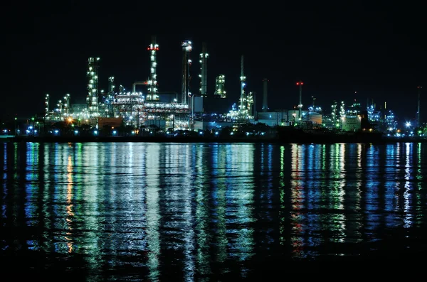 Nachtscène van olieraffinaderij — Stockfoto