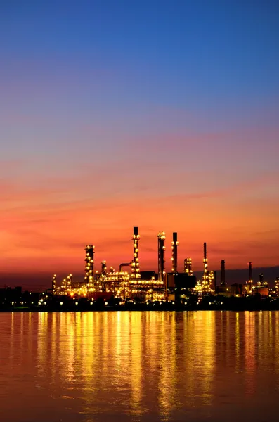 Escena del amanecer de la refinería de petróleo — Foto de Stock