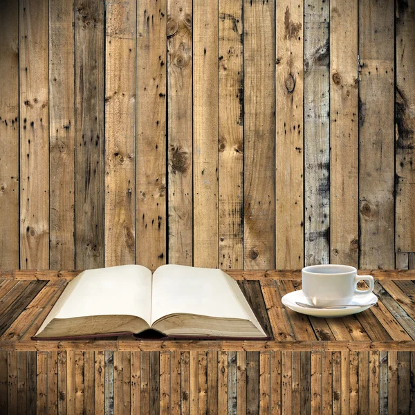 Lees boek met koffie in bibliotheek concept — Stockfoto