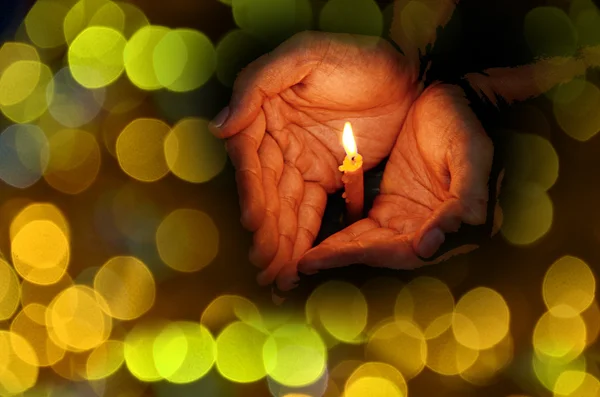 Orando con luz de vela — Foto de Stock