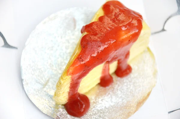 Gâteau de colza à la sauce aux fraises — Photo