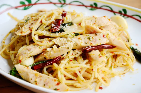 Espaguetis picantes con ajo y chile al estilo tailandés —  Fotos de Stock