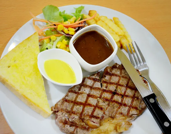 Filete con ensalada y pan — Foto de Stock