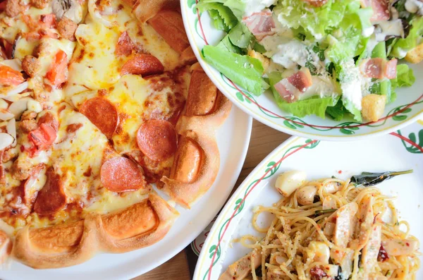 Pizza en salade — Stockfoto