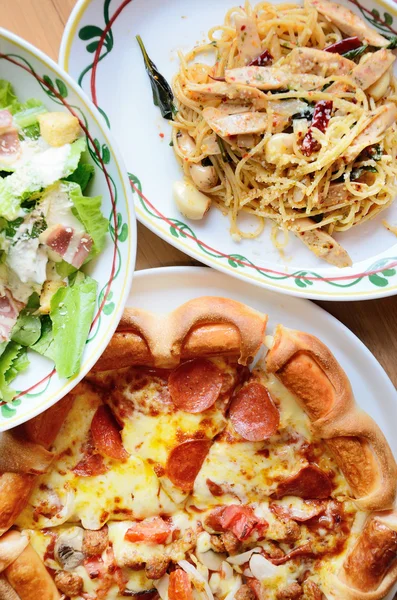 Pizza y ensalada — Foto de Stock