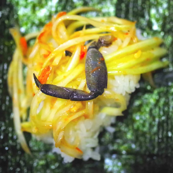Salada de mamão com caranguejo salgado e arroz pegajoso — Fotografia de Stock