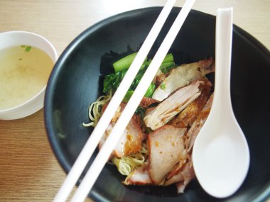 Kırmızı domuz ile Çin yumurta noodles