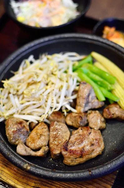 牛肉のステーキ温野菜添え — ストック写真