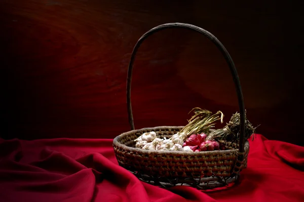 Schalotten und Knoblauch im Korb, Stillleben — Stockfoto