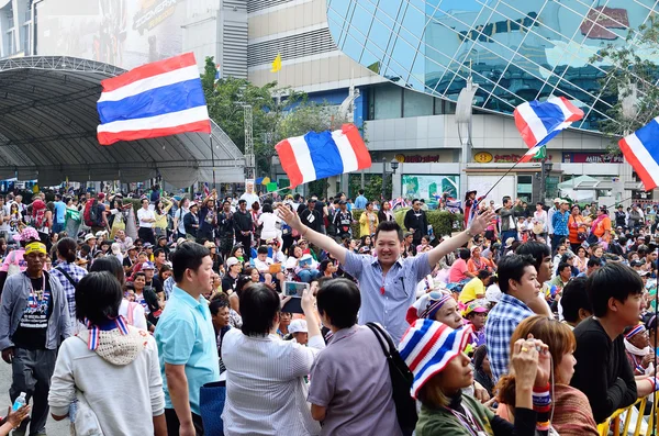 BANGKOK-JAN 22 : Unidentified protesters gather Patumwan intersection to anti government and ask to reform before election with 'Shutdown Bangkok concept' on Jan 22, 2014 in Bangkok, Thailand. — Stock Photo, Image