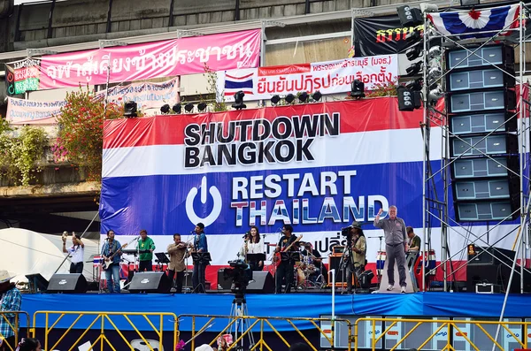 Bangkok-jan 22: neidentifikovaný protestující shromažďovat patumwan průnik do proti vládě a požádat, aby reformy před volbami s "vypnutí Bangkoku konceptem" na 22 ledna 2014 v Bangkoku, Thajsko. — Stock fotografie