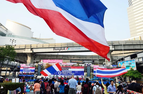 BANGKOK-JAN 22: Manifestanti non identificati si riuniscono all'incrocio di Patumwan contro il governo e chiedono di riformarsi prima delle elezioni con 'Shutdown Bangkok concept' il 22 gennaio 2014 a Bangkok, Thailandia . — Foto Stock