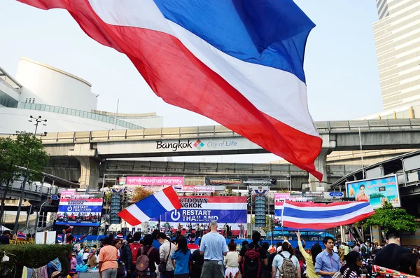 Bangkok-jan 22: neidentifikovaný protestující shromažďovat patumwan průnik do proti vládě a požádat, aby reformy před volbami s "vypnutí Bangkoku konceptem" na 22 ledna 2014 v Bangkoku, Thajsko. — Stock fotografie