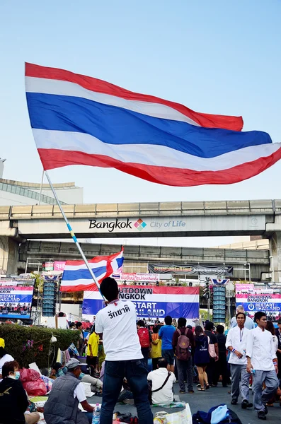 BANGKOK-JAN 22: Manifestanti non identificati si riuniscono all'incrocio di Patumwan contro il governo e chiedono di riformarsi prima delle elezioni con 'Shutdown Bangkok concept' il 22 gennaio 2014 a Bangkok, Thailandia . — Foto Stock