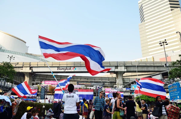 BANGKOK-JAN 22: Manifestanti non identificati si riuniscono all'incrocio di Patumwan contro il governo e chiedono di riformarsi prima delle elezioni con 'Shutdown Bangkok concept' il 22 gennaio 2014 a Bangkok, Thailandia . — Foto Stock