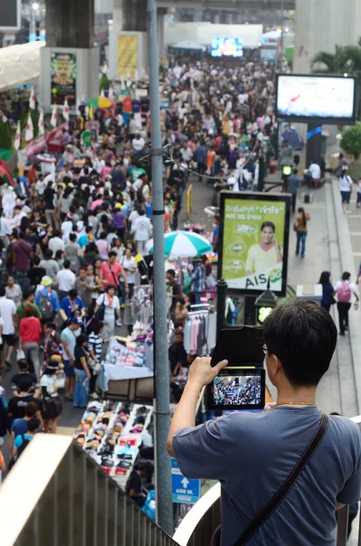 BANGKOK-JAN 26 : Unidentified man take photo the protesters gather Patumwan intersection to anti government and ask to reform before election with 'Shutdown Bangkok concept' on Jan 26, 2014 in Bangkok — Stock Photo, Image