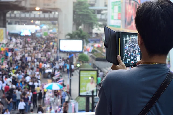 曼谷-扬 26: 身份不明的男子拍照的抗议者收集 patumwan 交叉口向反政府和要求改革与 '关闭曼谷概念在 2014 年 1 月 26 日的大选前在曼谷 — 图库照片