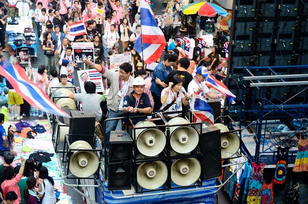BANGKOK - JAN 26 : Des manifestants non identifiés se rassemblent à l'intersection de Patumwan contre le gouvernement et demandent à se réformer avant les élections avec "Shutdown Bangkok concept" le 26 janvier 2014 à Bangkok, Thaïlande — Photo